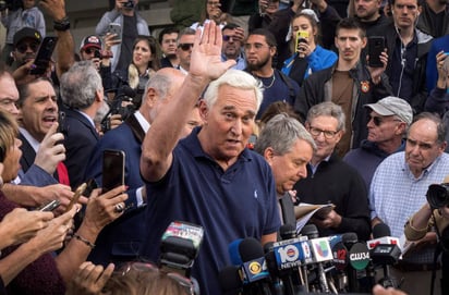 Lo jura.  El asesor republicano Roger Stone ofreció una rueda de prensa en el exterior del Tribunal Federal de Fort Lauderdale