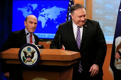 Designado. El secretario de Estado Mike Pompeo cede el podio a Elliott Abrams, izquierda, durante una rueda de prensa anoche.