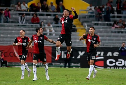 Anderson Santamaria (c), del Atlas, en festejo después de anotar el primer gol de su equipo durante el juego en el Estadio Jalisco. (Jam Media)