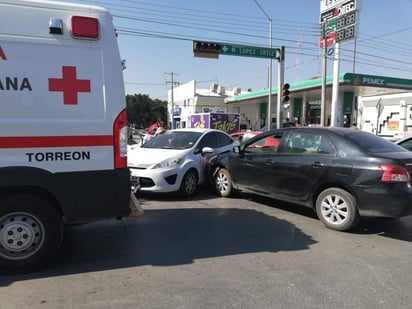 Los vehículos quedaron por espacio de 20 minutos en dicha confluencia, lo que causó largas filas de autos que transitaban en ese momento; el accidente se reportó a las 13:00 horas. (ESPECIAL)