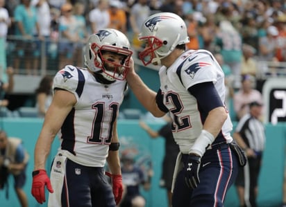 Tom Brady (d) y Julian Edelman han sido una mancuerna clave para los Patriotas durante varias postemporadas.