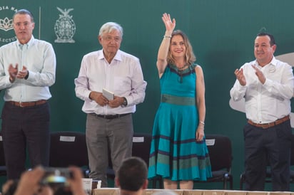 Acompañado por su esposa, Beatriz Gutiérrez, destacó la importancia del programa de fomento a la lectura, y añadió que acciones de este tipo buscan mejorar las condiciones de vida y trabajo y fortalecer los valores. (NOTIMEX) 
