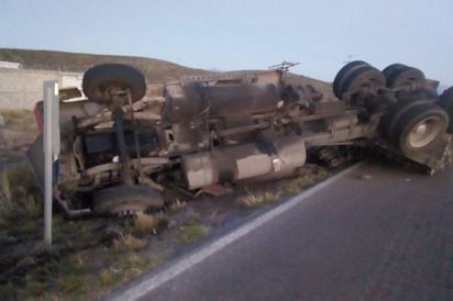 Volcadura. Trailero sufre volcadura en Lerdo, resultó ileso. (CORTESÍA)