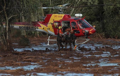 Labores. Bomberos sacan un cuerpo durante las labores de búsqueda y rescate de las víctimas. (EFE)