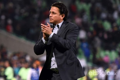 Reyes de la Peña agradece a los aficionados el apoyo tras conseguir la victoria ante Chivas en el Territorio Santos Modelo. (Jesús Galindo)