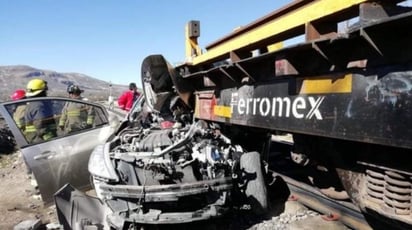 En un crucero de la comunidad de San Ramón, en el municipio de Guadalupe, el ferrocarril arrastró a un vehículo compacto, cuyo accidente dejó un saldo de cuatro personas muertas y una herida. (TWITTER)