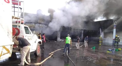 Debido al material almacenado en dicha bodega, el fuego se propagó rápidamente hacia un local vecino. (ESPECIAL)

