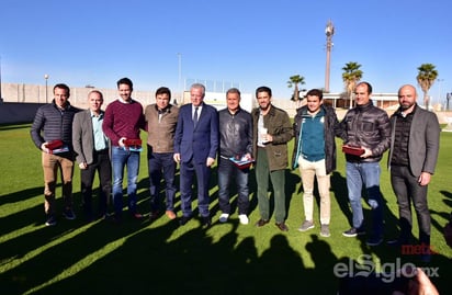 Antes de saludar a los integrantes del primer equipo en las canchas de entrenamiento del TSM, toda la comitiva visitante tuvo un encuentro con el alcalde de Torreón, Jorge Zermeño, frente al edificio de Fuerzas Básicas. (Erick Sotomayor)