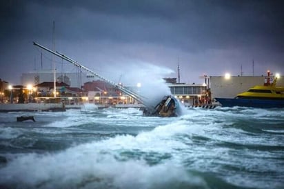 Asimismo, también se presentaron cuantiosos daños por las lluvias y vientos en Holbox, Quintana Roo. (ESPECIAL)