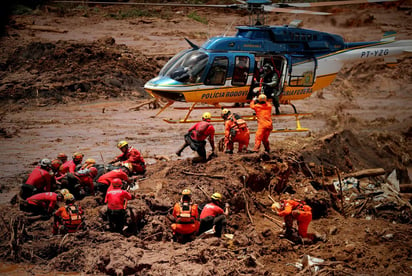 De acuerdo con el boletín divulgado por el Cuerpo de Bomberos de Minas Gerais, los peritos ya consiguieron identificar a 35 de las 65 víctimas mortales confirmadas. (EFE)