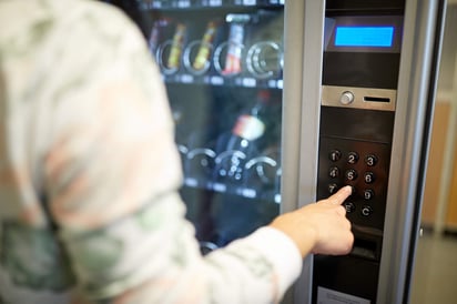 Los alimentos consumidos en los lugares de trabajo podrían convertirse en un obstáculo si se desea comer saludable. (ARCHIVO)