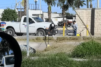 Tiradero. Empleados del Ayuntamiento fueron sorprendidos arrojando desechos de poda en el canal 'El Tajito'. (GUADALUPE MIRANDA)