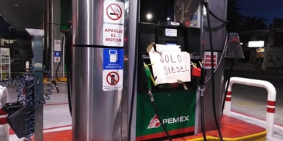 Resultado. Las compras de 'pánico' en que incurrieron cientos de automovilistas agotaron el combustible. (EL SIGLO DE TORREÓN)