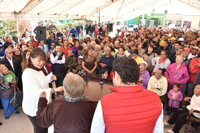 Presencia. La alcaldesa, Leticia Herrera Ale estuvo en la colonia Santa Sofía. (CORTESÍA)