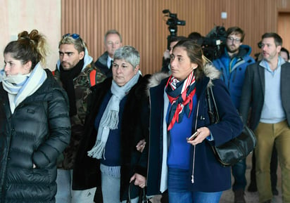 La madre del futbolista argentino Emiliano Sala, Mercedes (centro a la izquierda) y la hermana del jugador, Romina llegan al aeropuerto de Guernsey después de sobrevolar el área del Canal de la Mancha.