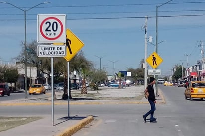 Los señalamientos se colocaron uno frente al otro, lo que impide su visibilidad. (EL SIGLO DE TORREÓN)