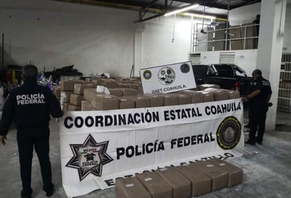 En el lugar fueron extraídos 306 paquetes, con un peso aproximado de tres mil 115 kilogramos, confeccionados con cinta adhesiva que contenían hierba seca. (ESPECIAL)