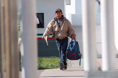 El hondureño Carlos Catarlo Gomez es el primer migrante que retorna EUA a México para esperar que se resuelva su solicitud de asilo. (TWITTER: @JohnGibbinsSDUT)
