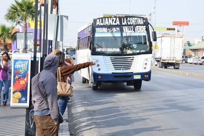 Asimismo se exhortó al Ayuntamiento de Torreón para que en caso de que se apruebe algún aumento en el transporte público, queden intactas las tarifas preferenciales que hasta ahora han tenido los estudiantes, las personas adultas mayores y con discapacidad. (ARCHIVO)