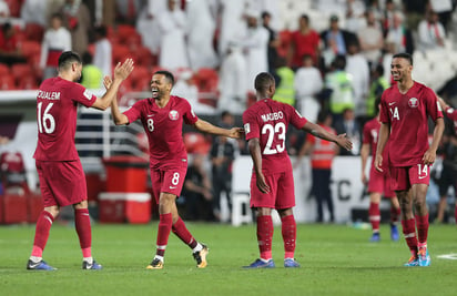 Los jugadores de Qatar festejan la victoria ante Emiratos Árabes Unidos en las semifinales de la Copa Asia.