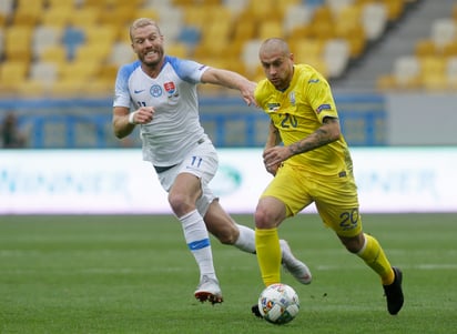 Yaroslav Rakitskiy (d), de Ucrania, en la Liga de Naciones de la UEFA.