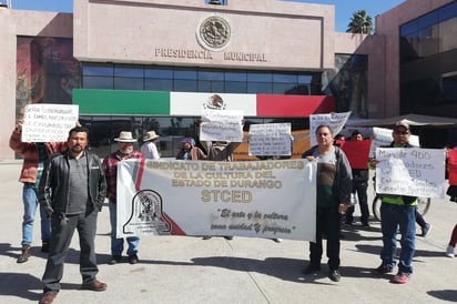 Protesta. Los trabajadores acudieron a la presidencia y a la Casa de Gobierno. (MA. ELENA HOLGUÍN)