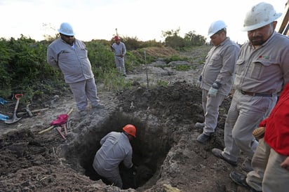 Labor. Varias cuadrillas de Pemex tratan de arreglar el ducto en Tlahuelilpan. (EL UNIVERSAL)