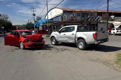 Aparatoso. La camioneta Nissan Frontier no respetó la preferencia y fue impactada por un vehículo sedán. (EL SIGLO DE TORREÓN) 