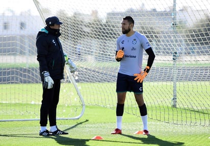 Luego del triunfo obtenido ante Chivas, el portero de Santos, Jonathan Orozco, ya piensa en sumar otros tres puntos en la visita que harán a Tigres de la UANL. (Jesús Galindo)