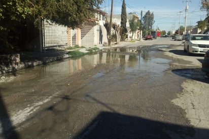 Después de que el Simas acudió, las aguas negras no han dejado de brotar. (EL SIGLO DE TORREÓN)