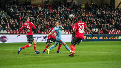 Rony Lopes, del Mónaco, intentando una jugada entre tres rivales del EA Guingamp en la Copa de Francia. (Especial)