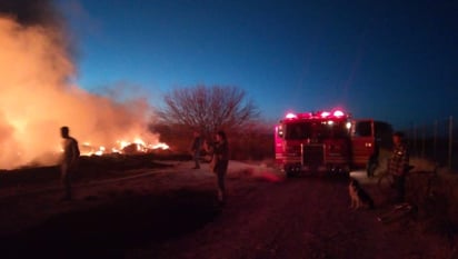 Al llegar, los rescatistas ubicaron el patio principal y alrededores afectados por las llamas, en pocos minutos realizaron maniobras que lograron controlar la situación para evitar que el fuego se extendiera hacia unas fincas aledañas. (ARCHIVO)