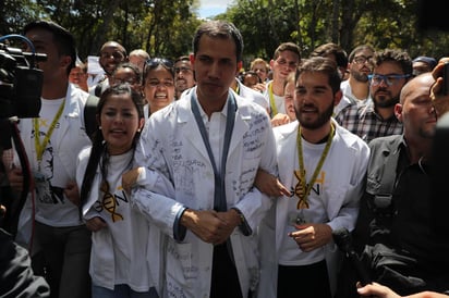 A las calles. El presidente de la Asamblea Nacional, Juan Guaidó (Cen.), participa en una manifestación opositora al gobierno de Nicolás Maduro. (EFE)