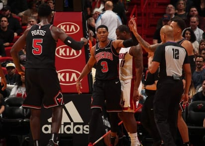 Bobby Portis (espaldas) metió 26 puntos en la victoria de los Bulls de Chicago 105-89 sobre el Heat de Miami.