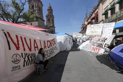 Después de 17 días de la toma de las vías ferroviarias en Michoacán, los docentes de la Coordinadora Nacional de Trabajadores de la Educación (CENTE) las liberaron y las actividades se reanudaron, pero mantienen el plantón y paro laboral. (EFE)