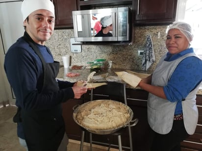 Indicó que, aunque se daba la tradición de cortar la Rosca de Reyes el 6 de enero y a quien le salía el Niño Dios tenía el compromiso de comprar tamales para celebrarlo el 2 de febrero, apuntó que esto segundo ya no se le daba continuidad a esta tradición de convivir con familiares y amigos. (ARCHIVO)