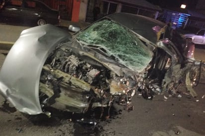 Accidente. El vehículo Nissan March terminó completamente destrozado luego de impactarse contra el puente. (EL SIGLO DE TORREÓN)