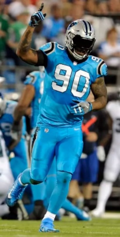 Julius Peppers jugó 10 temporadas con las Panteras. (ARCHIVO)