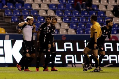 Brian Fernández (i) festeja después de anotar durante el juego correspondiente a la jornada 5 en el estadio Cuauhtémoc. (ARCHIVO)