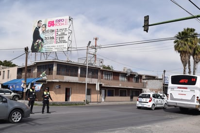 Llevan semanas descompuestos y no han arreglado los semáforos de la calle Urrea y avenida Auza. (EL SIGLO DE TORREÓN)