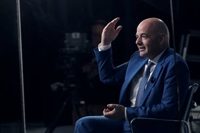 El presidente de la FIFA, Gianni Infantino, es visto en un estudio de televisión durante una entrevista en Davos, Suiza. (AP)