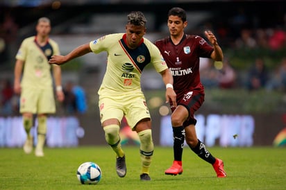 Roger Martínez (i), del América, y Jaime Gómez, del Querétaro, disputan el balón durante el juego de la jornada en el Azteca.