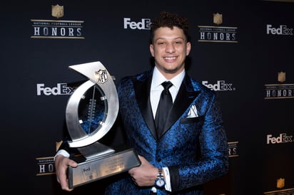 Mahomes posa con el premio al Mejor Jugador del Año por Aire.