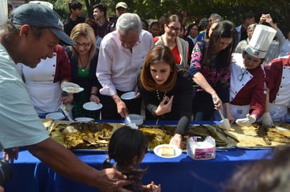 Repartición. La degustación del tamal de cazuela fue en la Plaza de Armas de Torreón. (EL SIGLO DE TORREÓN) 