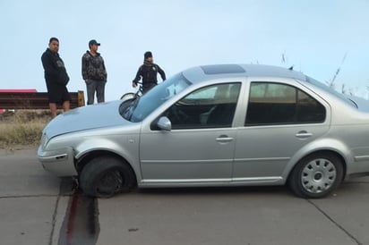 Accidente. El vehículo terminó dentro del canal Sacramento. (EL SIGLO DE TORREÓN) 