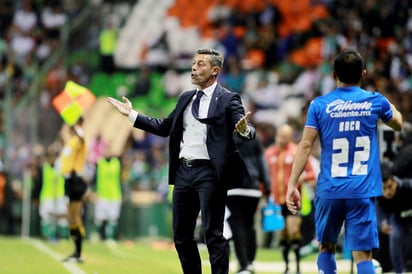 Pedro Caixinha, director técnico del Cruz Azul, durante el juego de la Jornada 5 en el estadio Nou Camp.