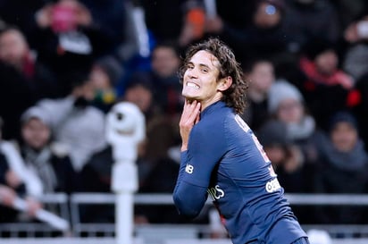 El uruguayo Edinson Cavani se lamenta tras fallar una opción de gol en el partido ante Lyon.