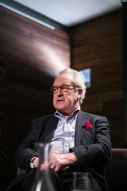 Personaje. El irlandés John Banville, dijo que en la actualidad escribir una novela es como un ejercicio onírico, como soñar, como una sopa en la que se mezclan y flotan distintos retazos de la vida.