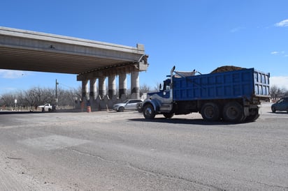 Aunque hay señalamientos suficientes en la obra del puente, los conductores transitan a exceso de velocidad. (EL SIGLO DE TORREÓN)