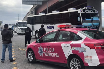 Proceso. Los integrantes de esta caravana de migrantes son registrados por las autoridades de salud.